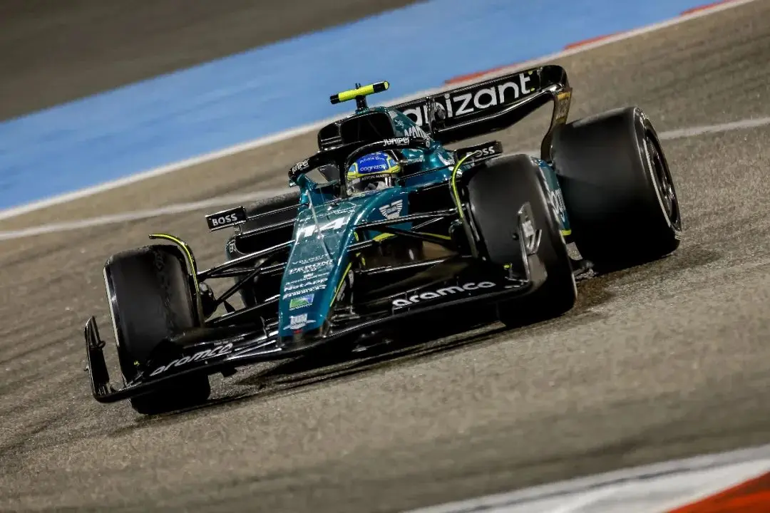 红牛二队鏖战红牛车队,阿隆索关键制胜 红牛二队鏖战红牛车队,阿隆索关键制胜