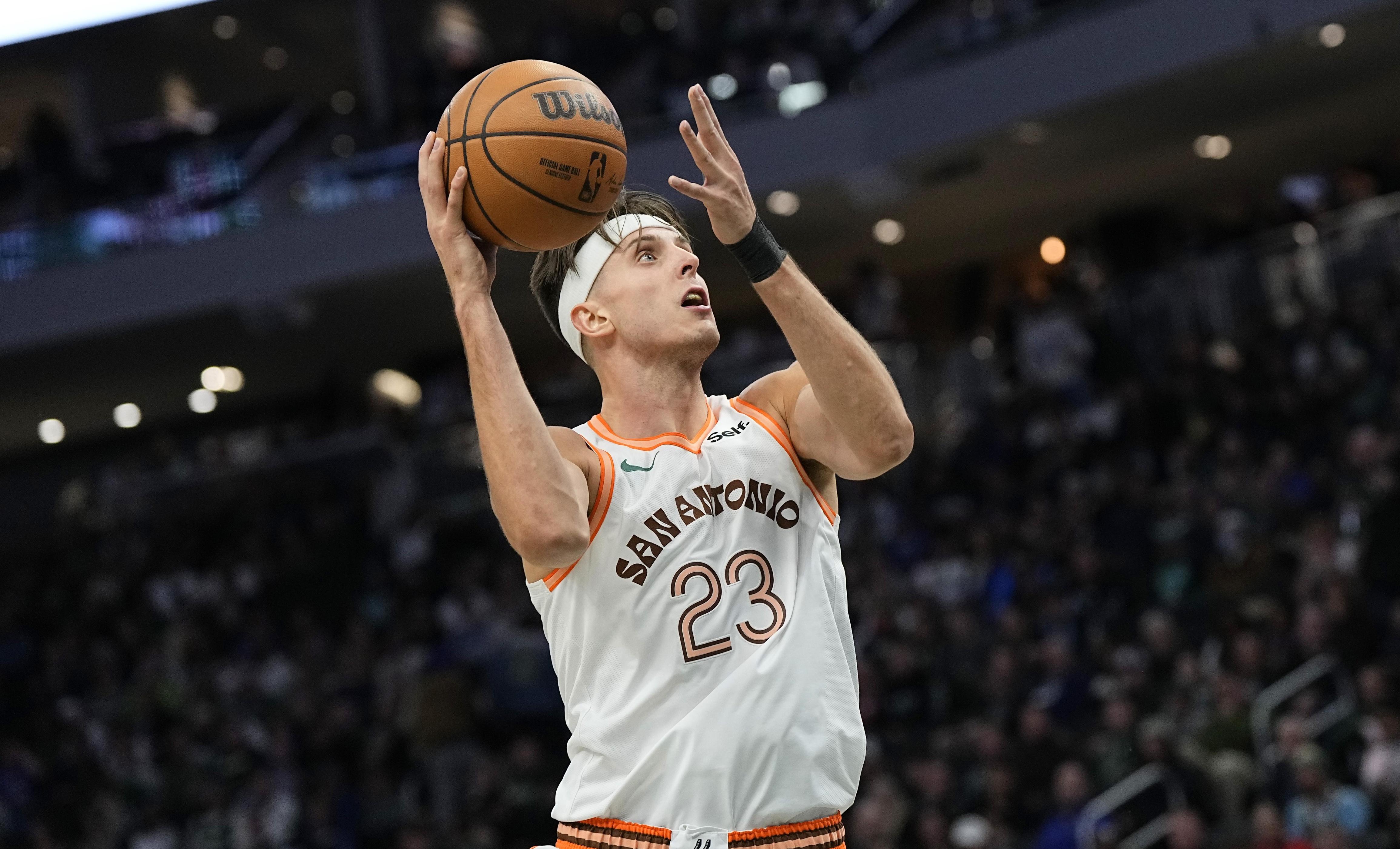 马刺完胜青岛队,拉文统治全场 马刺完胜青岛队,拉文统治全场