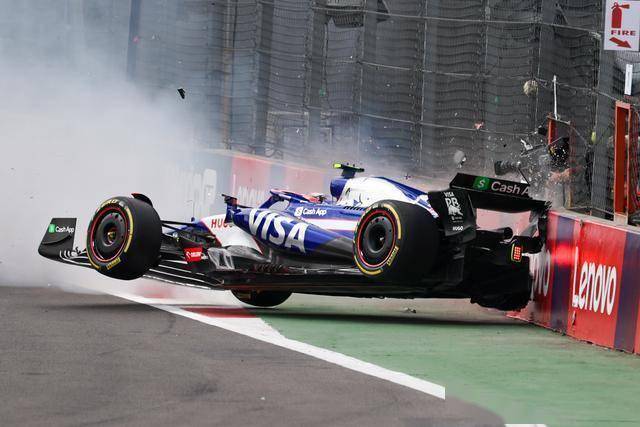 法拉利鏖战阿斯顿马丁,塞恩斯带队取胜 法拉利鏖战阿斯顿马丁,塞恩斯带队取胜