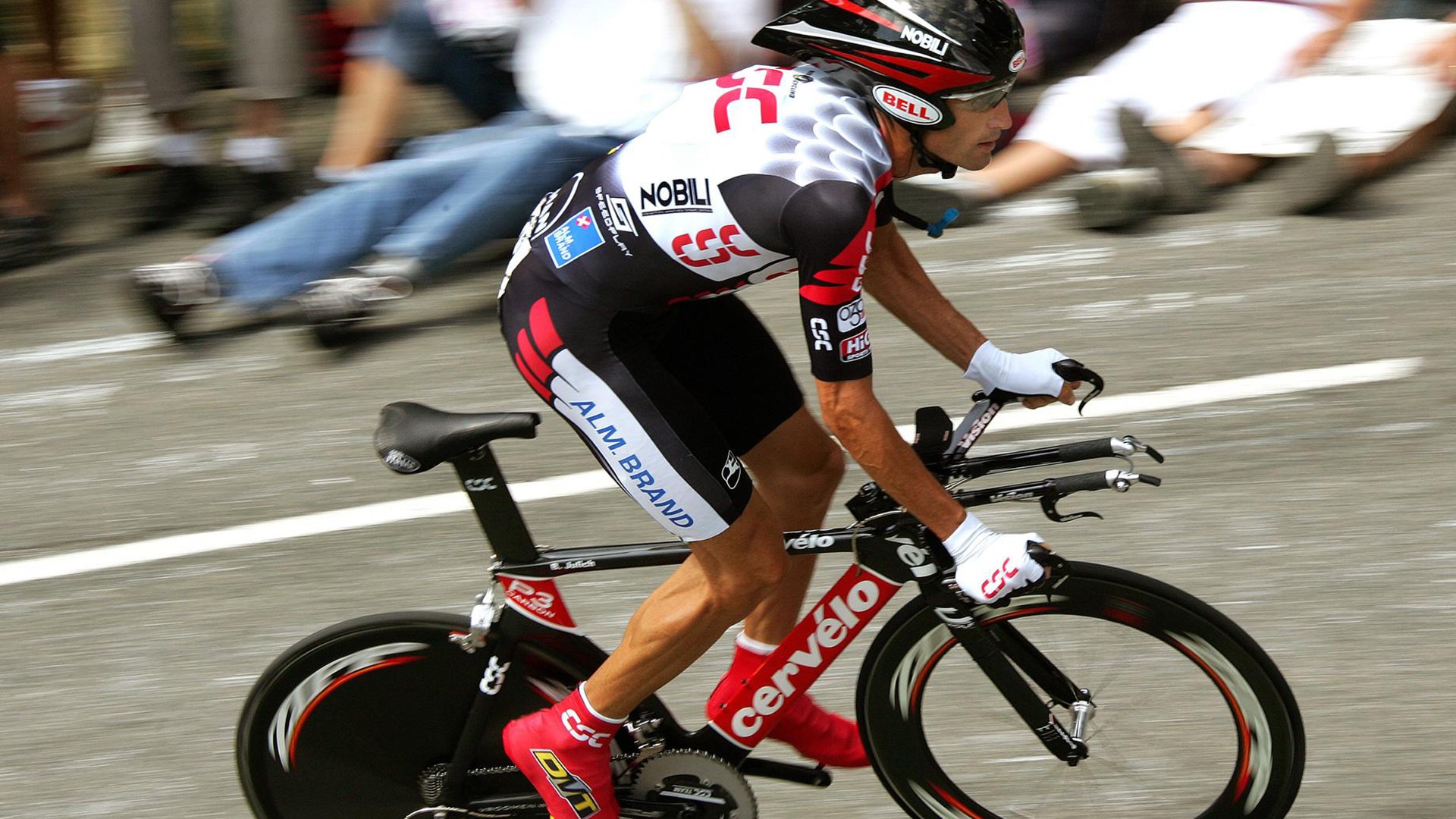 新疆队制霸热火，浓眉在F1新赛季揭幕战接管比赛