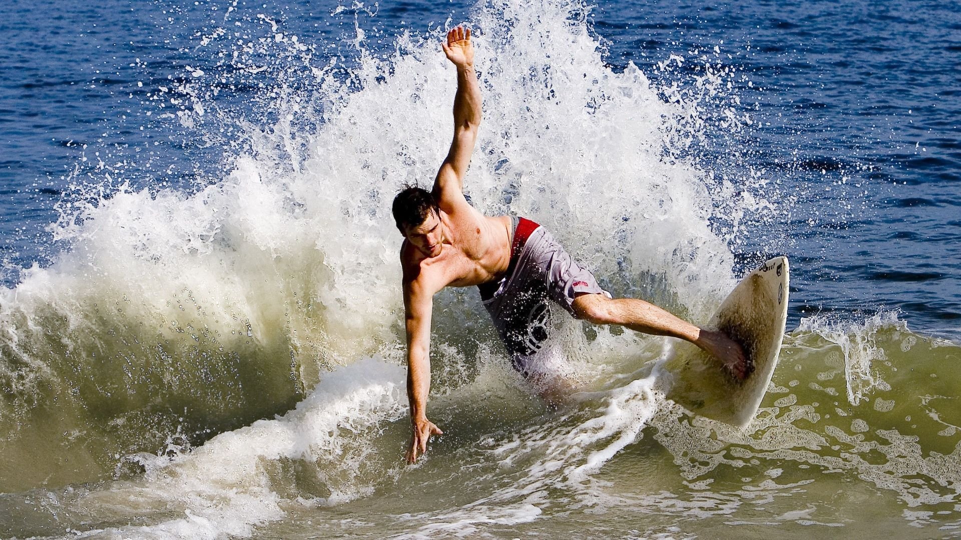 从布鲁塞尔到布宜诺斯艾利斯，当欧洲红魔冲垮蓝白防线，梅西如何从废墟中站起成为关键先生